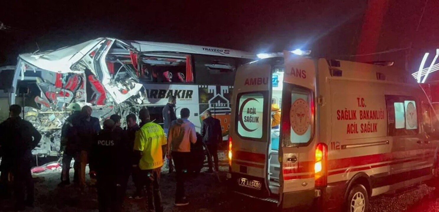 Batman'da otobüs ve kamyon kafa kafaya çarpıştı