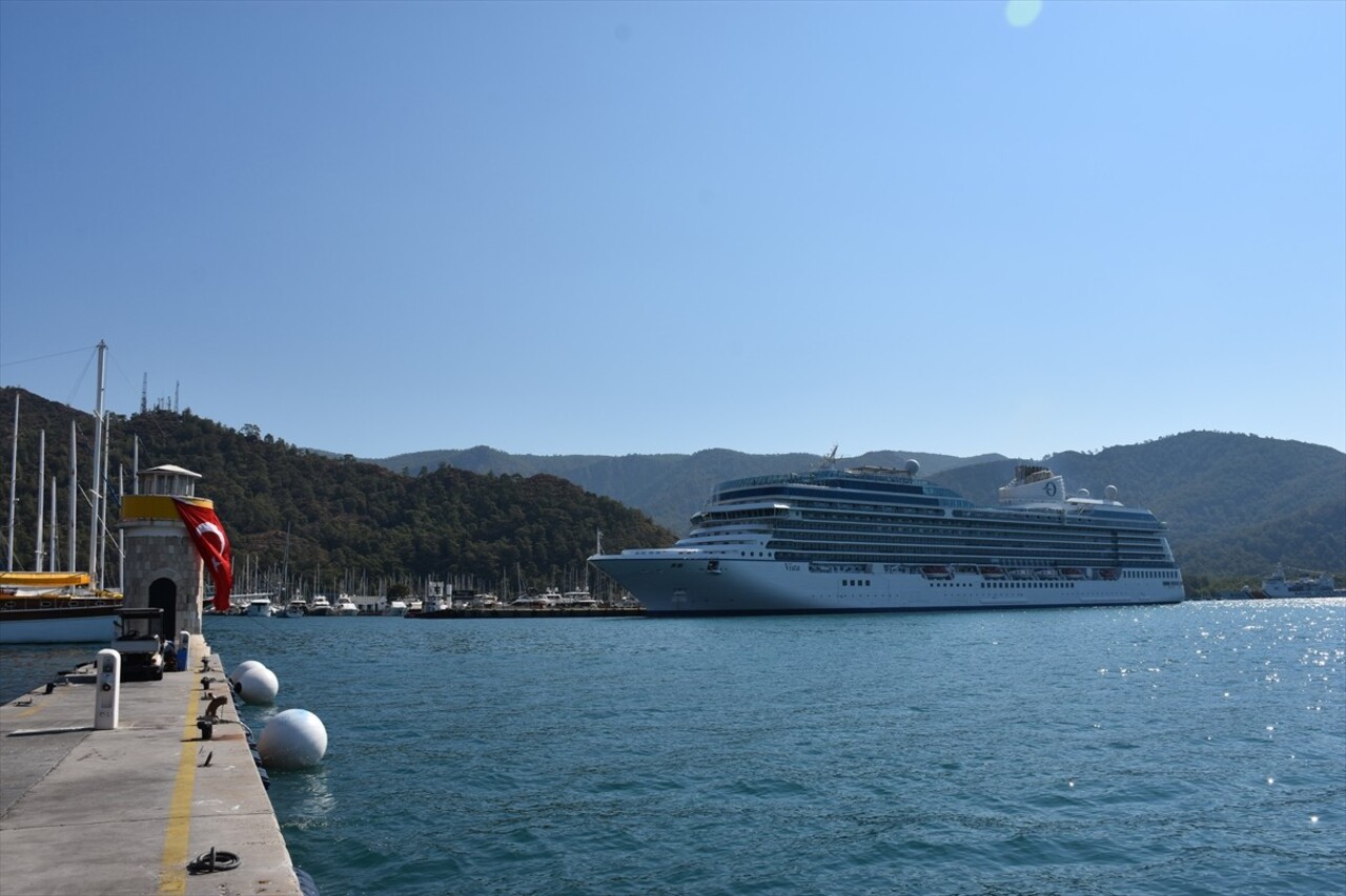 Marshall bayraklı lüks kruvaziyer "Vista" Muğla'nın Marmaris ilçesine geldi. Santori Adası'nın...