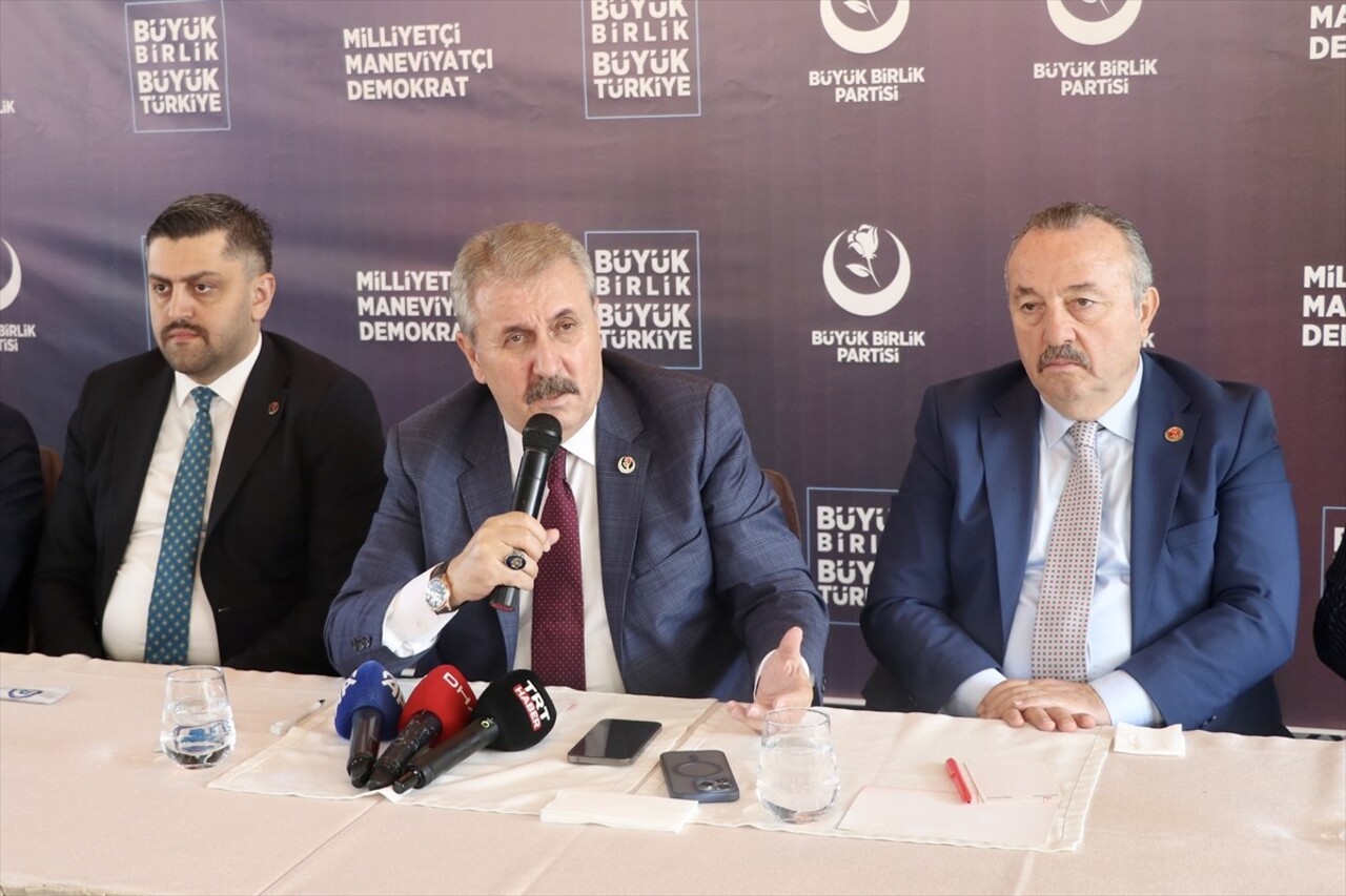 Büyük Birlik Partisi (BBP) Genel Başkanı Mustafa Destici (ortada), Trabzon'da düzenlediği basın...