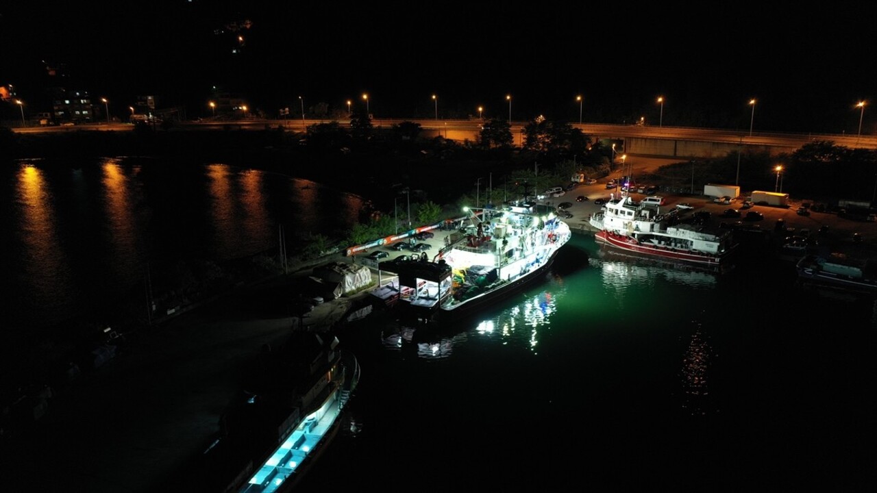 Trabzon'da yarın başlayacak balık avı sezonu dolayısıyla Çarşıbaşı ilçesindeki Yoroz Limanı'nda...