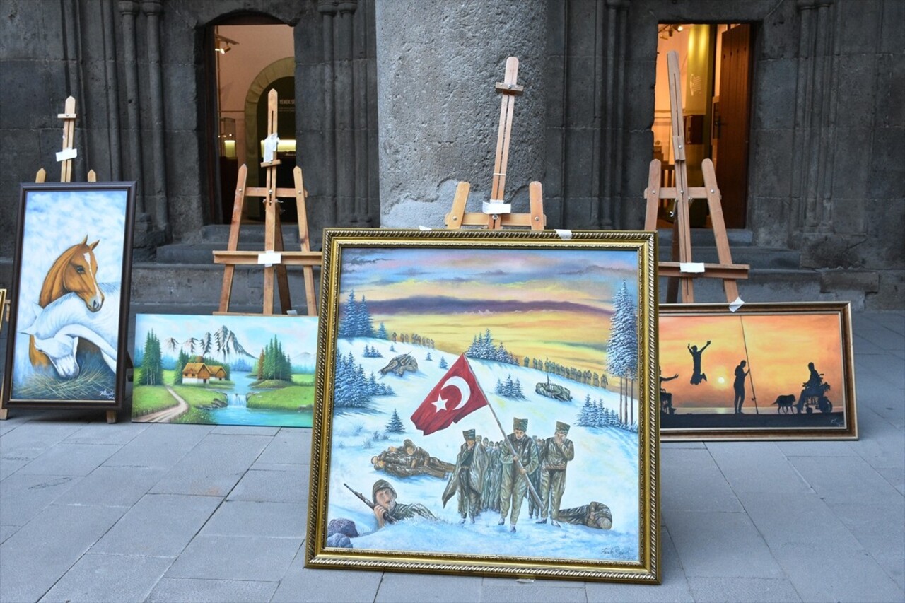 Erzurumlu ressam Fesih Özyurt'un kentin tarihi ve doğasını konu alan "Tabiattan Esintiler" resim...