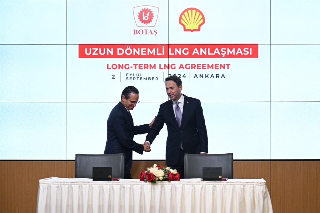 Enerji ve Tabii Kaynaklar Bakanı Alparslan Bayraktar (Sağda) BOTAŞ ile Shell arasında LNG...