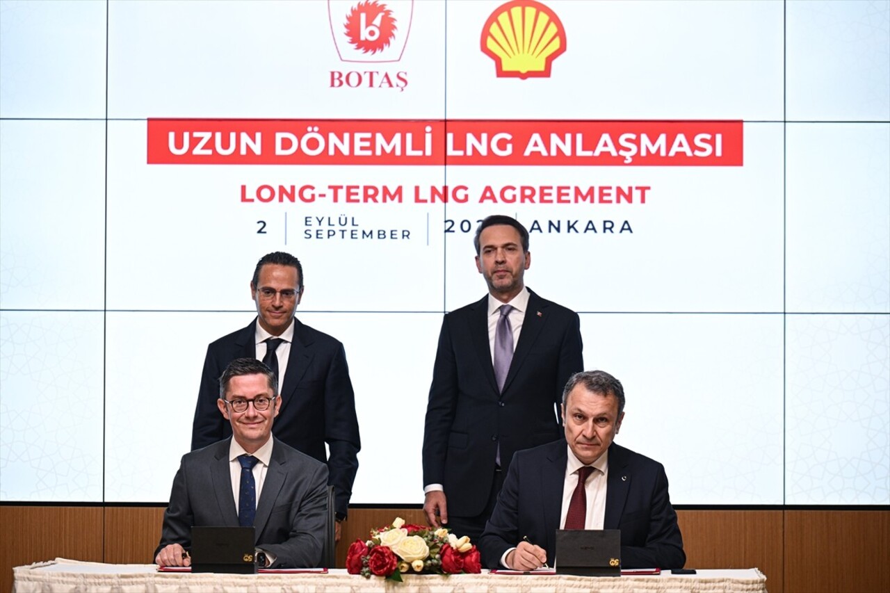 Enerji ve Tabii Kaynaklar Bakanı Alparslan Bayraktar (Sağda) BOTAŞ ile Shell arasında LNG...