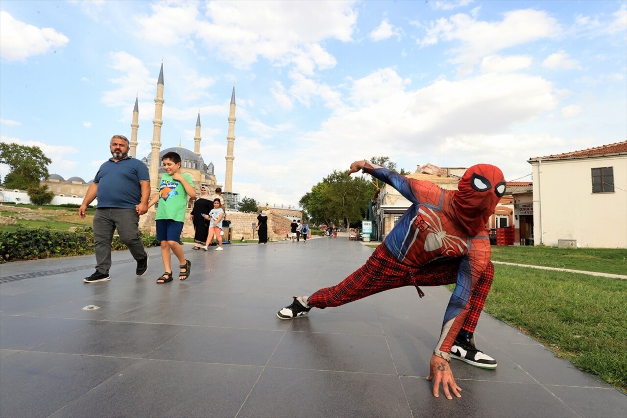 Türkiye'yi gezme hayalini gerçekleştirmek için "Örümcek Adam" kostümüyle yola çıkan Salih Ayaz...