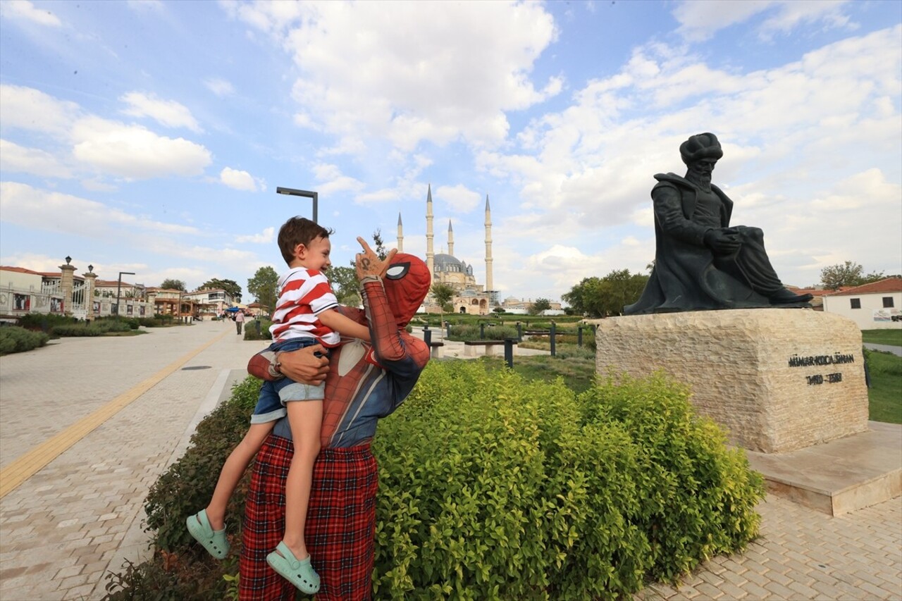 Türkiye'yi gezme hayalini gerçekleştirmek için "Örümcek Adam" kostümüyle yola çıkan Salih Ayaz...