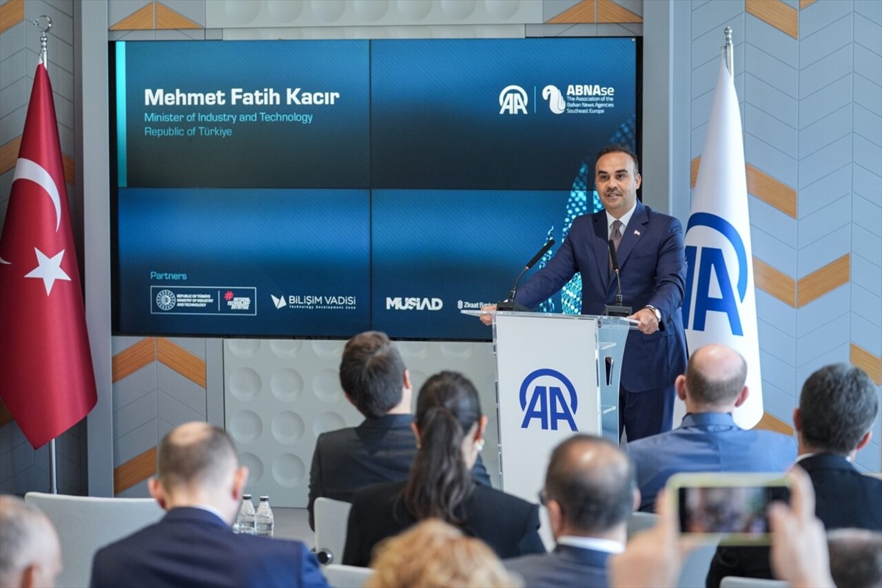 Sanayi ve Teknoloji Bakanı Mehmet Fatih Kacır, Anadolu Ajansı (AA) ev sahipliğinde İstanbul'da...