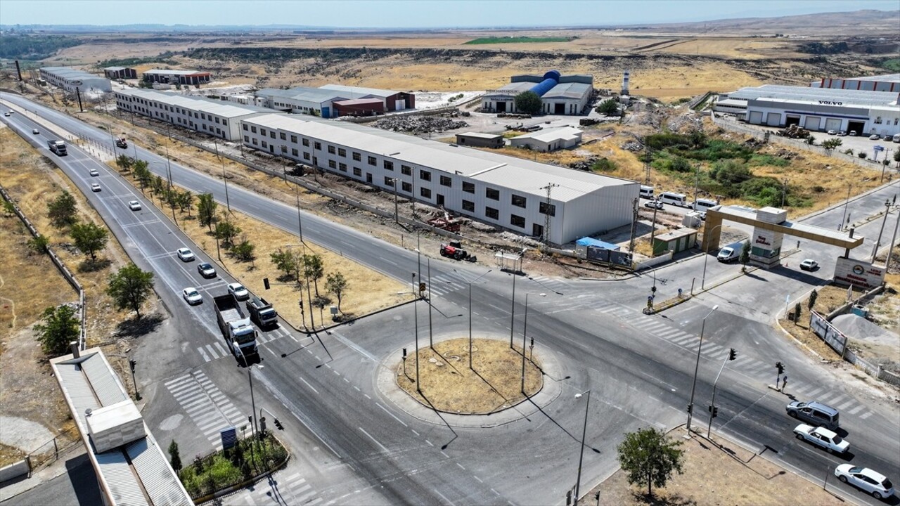 Diyarbakır'da, geçen yıl 6 Şubat'ta meydana gelen Kahramanmaraş merkezli depremlerden etkilenen...