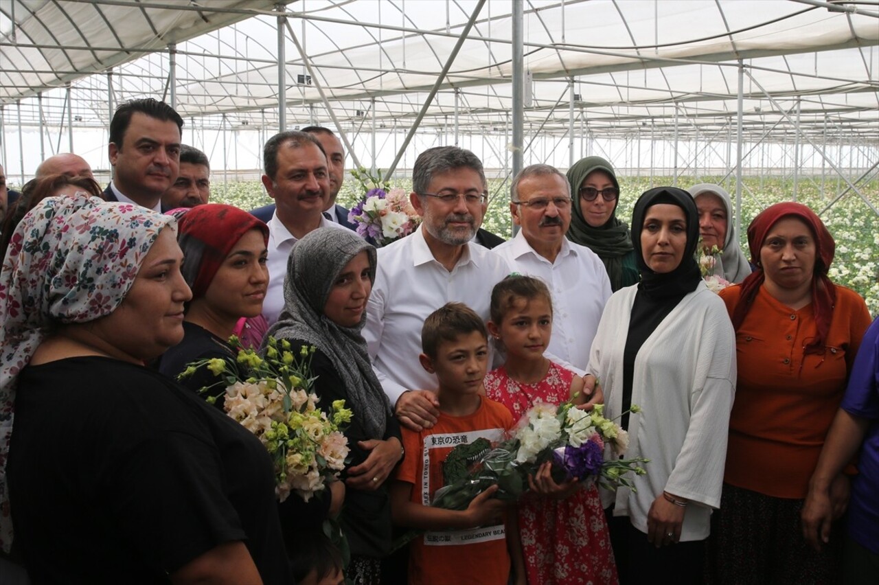 Tarım ve Orman Bakanı İbrahim Yumaklı, Tokat'ın Erbaa ilçesinde çiçek serasında incelemelerde...