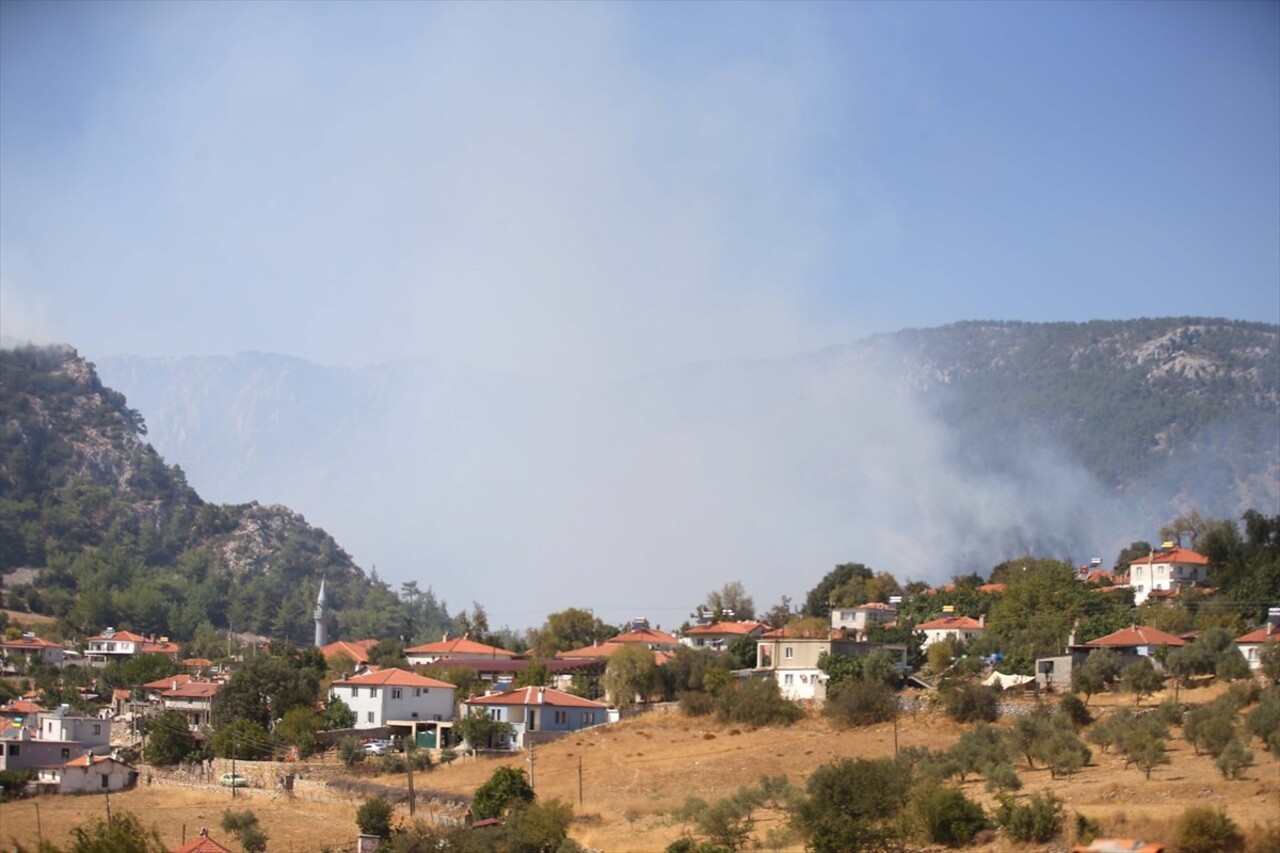 Muğla'nın Menteşe ilçesinde ormanlık alanda çıkan yangına havadan ve karadan müdahale...