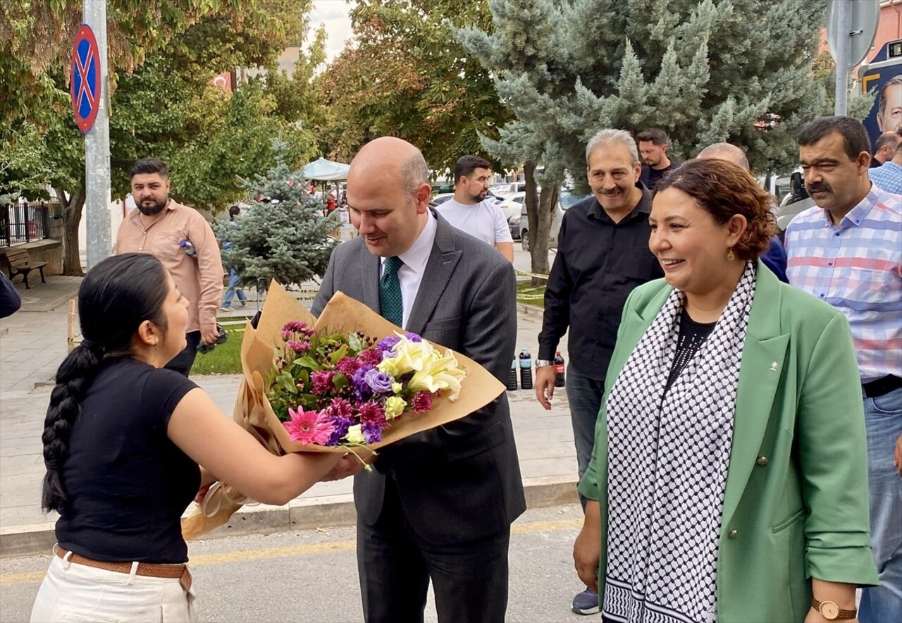 AK Parti Genel Başkan Yardımcısı Ömer İleri (ortada), Kırşehir'de AK Parti İl Başkanlığınca parti...