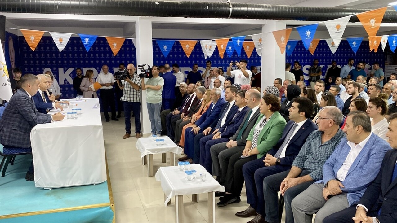 AK Parti Genel Başkan Yardımcısı Ömer İleri (ortada), Kırşehir'de AK Parti İl Başkanlığınca parti...