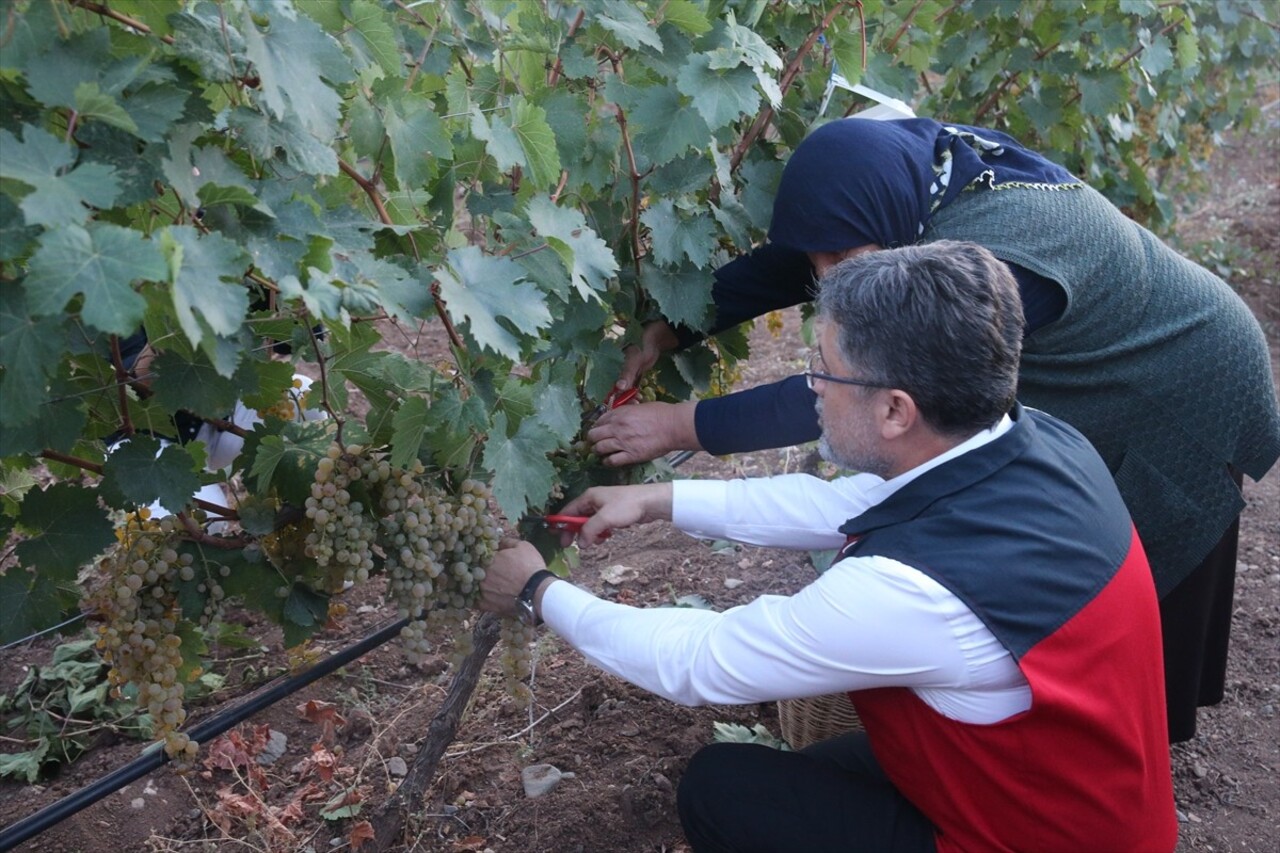 Tarım ve Orman Bakanı İbrahim Yumaklı, AK Parti Tokat İl Başkanlığını ziyaret ederek teşkilat...