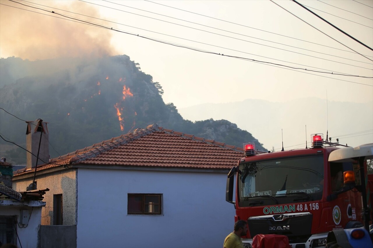 Muğla'nın Menteşe ilçesinde ormanlık alanda çıkan yangına havadan ve karadan yapılan müdahale...