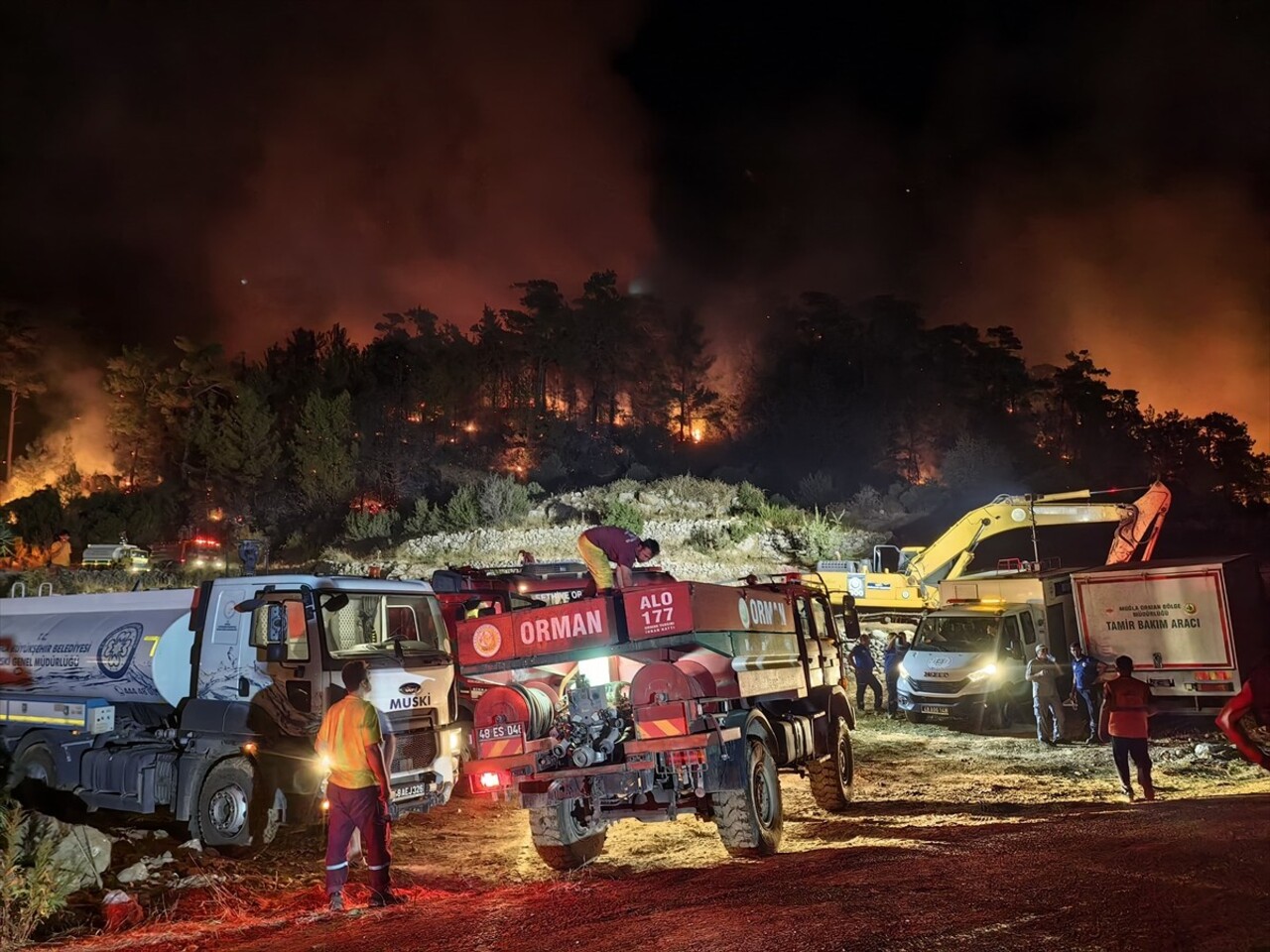 Muğla'nın Menteşe ilçesinde ormanlık alanda çıkan yangına havadan ve karadan yapılan müdahale...