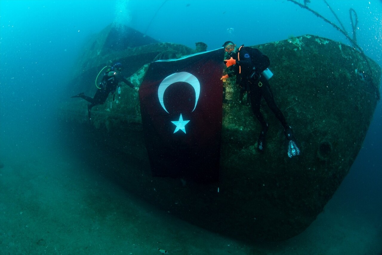 İzmir’in Karaburun ilçesinde bir grup dalgıç, kentin kurtuluşunun 102'inci yıldönümü kutlamaları...