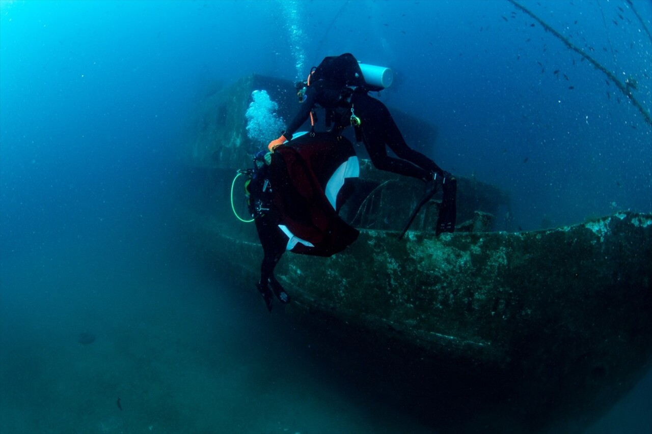 İzmir’in Karaburun ilçesinde bir grup dalgıç, kentin kurtuluşunun 102'inci yıldönümü kutlamaları...