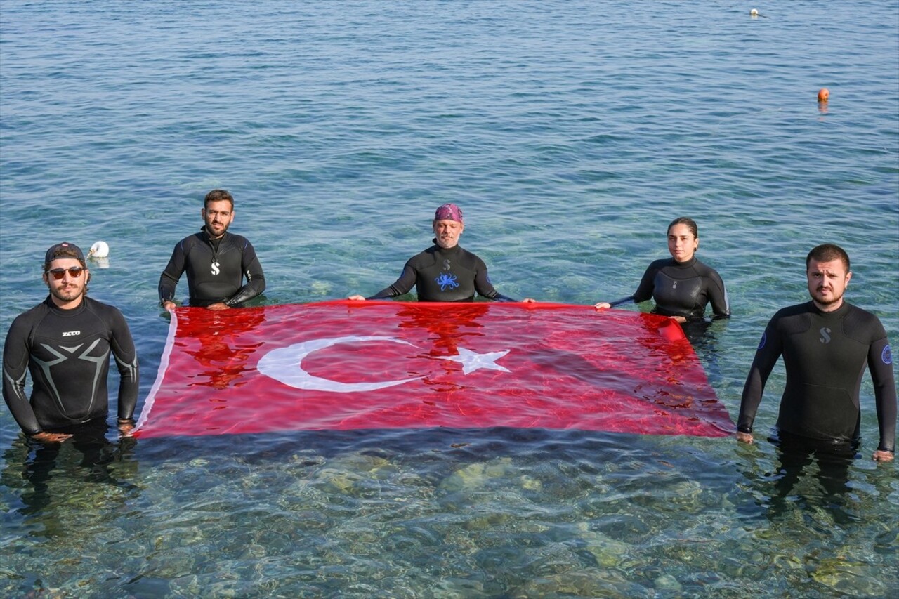 İzmir’in Karaburun ilçesinde bir grup dalgıç, kentin kurtuluşunun 102'inci yıldönümü kutlamaları...