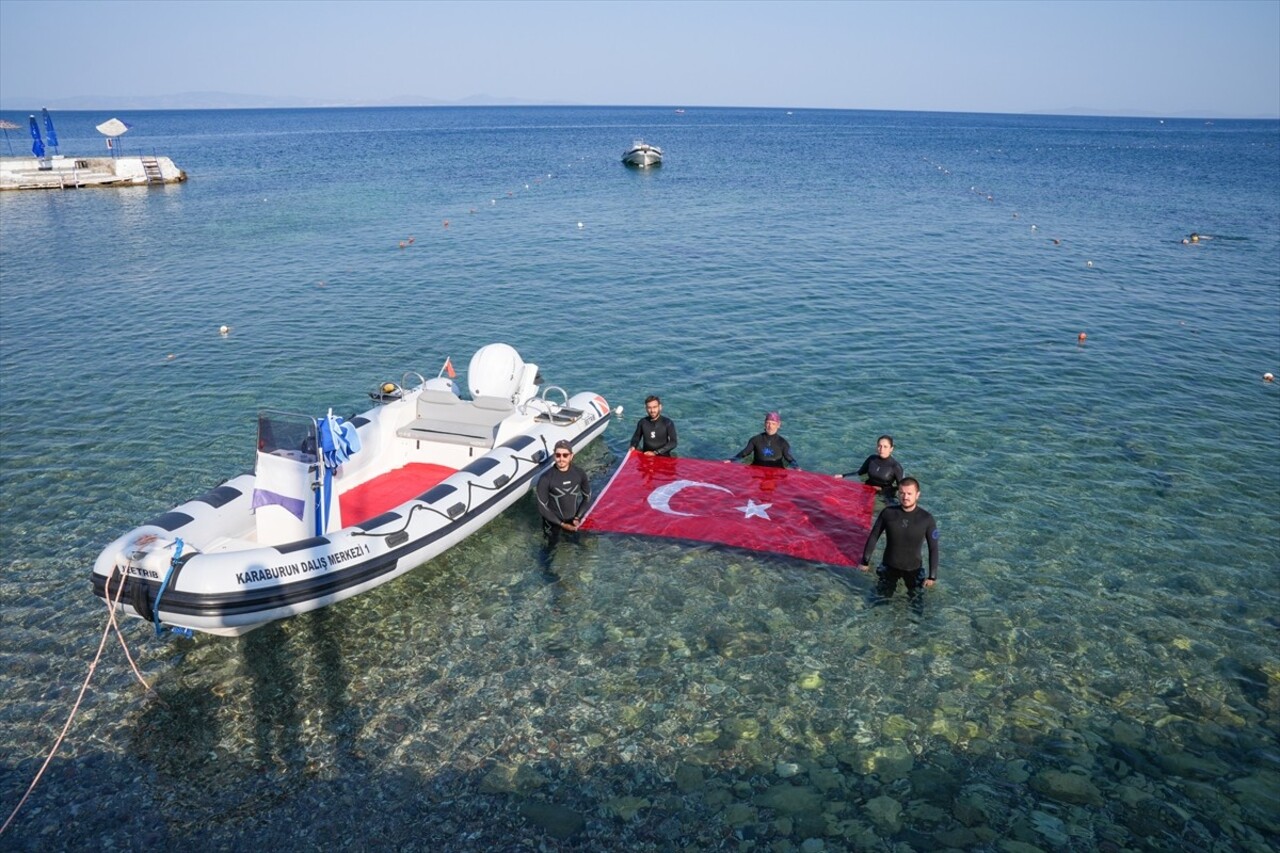 İzmir’in Karaburun ilçesinde bir grup dalgıç, kentin kurtuluşunun 102'inci yıldönümü kutlamaları...