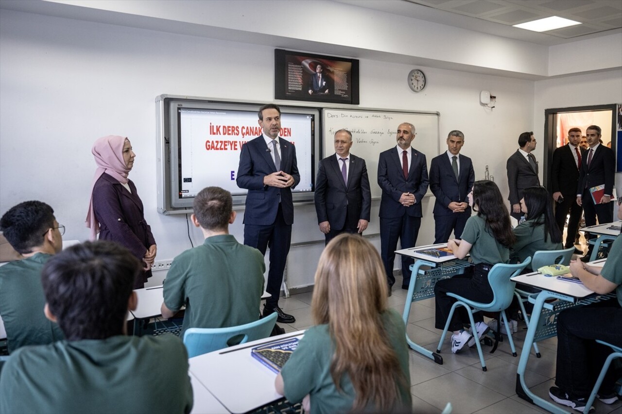 Enerji ve Tabii Kaynaklar Bakanı Alparslan Bayraktar (solda), Cezeri Yeşil Teknoloji Mesleki ve...