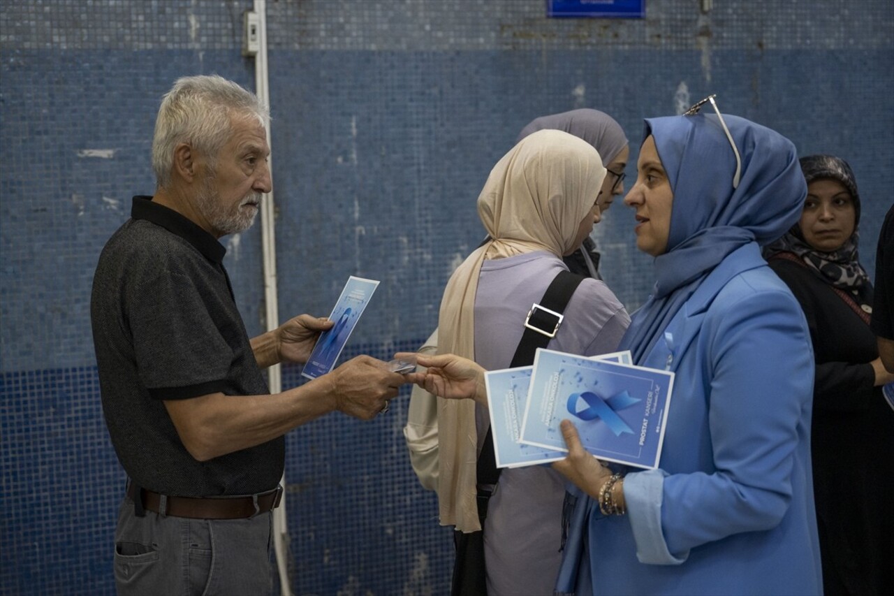 Ankara İl Sağlık Müdürlüğünce, "Prostat Kanseri Farkındalık Ayı" kapsamında Kızılay Metro...