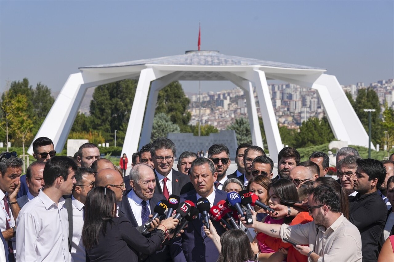 CHP Genel Başkanı Özgür Özel, partisinin 101. kuruluş yıl dönümü dolayısıyla eski CHP Genel...