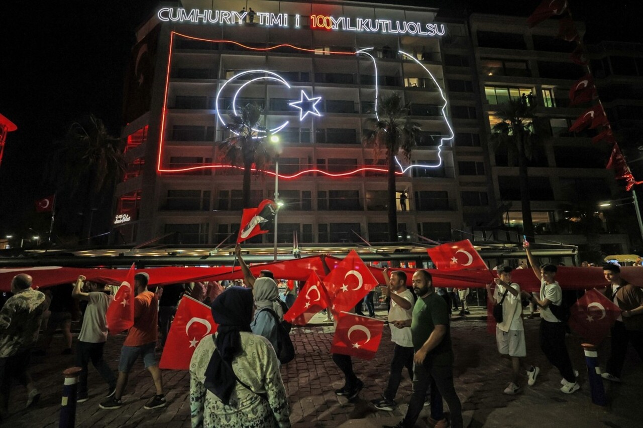 İzmir'in düşman işgalinden kurtuluşunun 102. yıl dönümü bir dizi etkinlikle kutlandı. Etkinlikler...