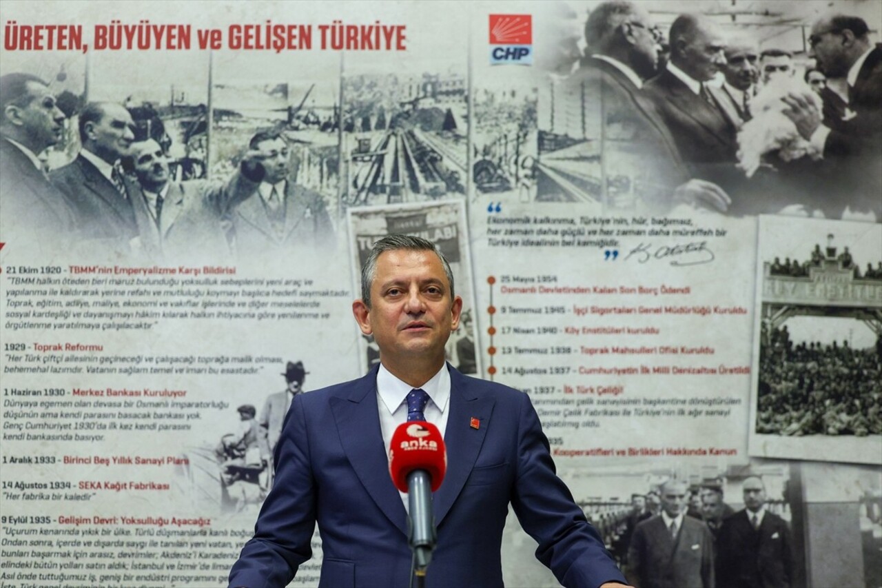 CHP Genel Başkanı Özgür Özel, önceki genel başkanlar Murat Karayalçın, Hikmet Çetin ve Altan Öymen...