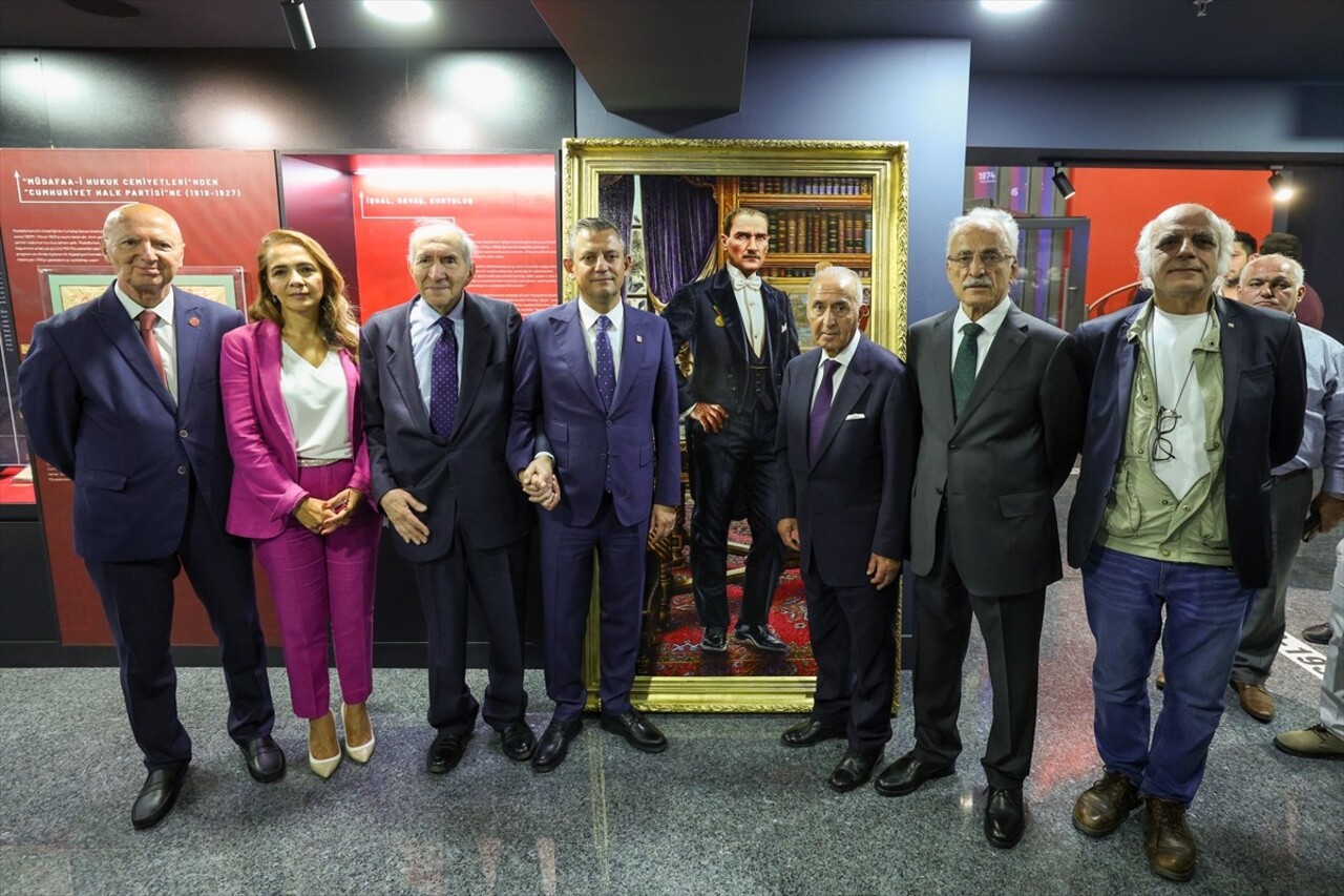 CHP Genel Başkanı Özgür Özel, önceki genel başkanlar Murat Karayalçın, Hikmet Çetin ve Altan Öymen...