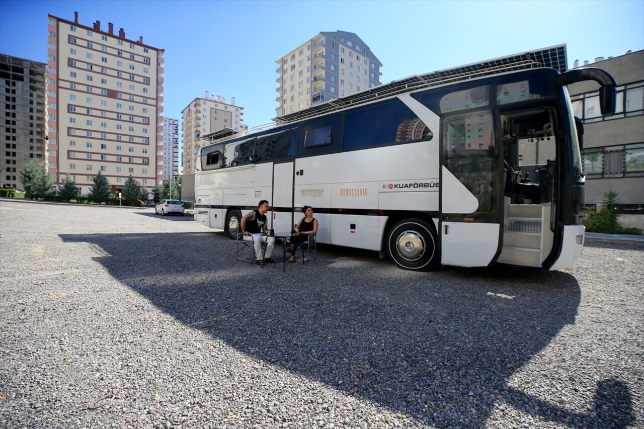 Kayseri'de yaşayan 45 yaşındaki Kemal Kılıçlı, karavana dönüştürdüğü otobüste hem ailesiyle...