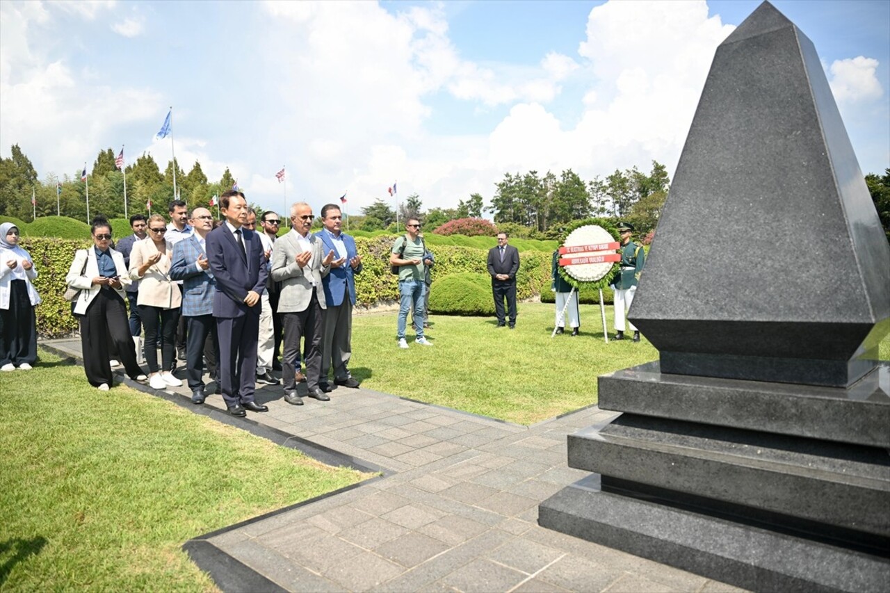 Ulaştırma ve Altyapı Bakanı Abdulkadir Uraloğlu, Kore Savaşı'nda şehit düşen 989 Türk askerinden...