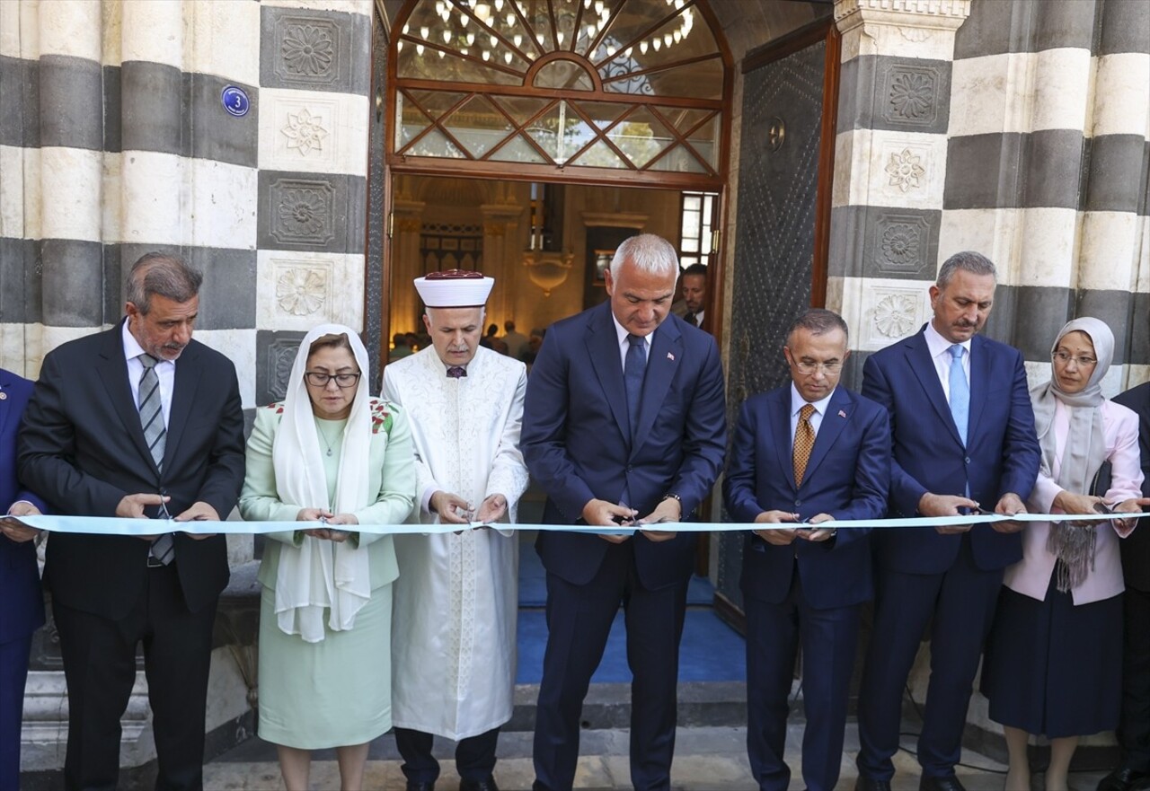 Kültür ve Turizm Bakanı Mehmet Nuri Ersoy (sol 5), 6 Şubat 2023'teki Kahramanmaraş merkezli...