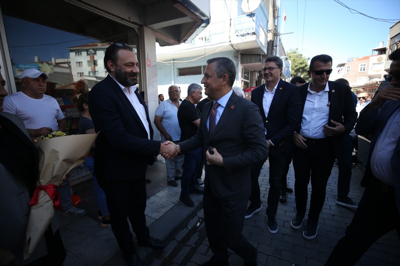 Cumhuriyet Halk Partisi (CHP) Genel Başkanı Özgür Özel, Balıkesir'in Manyas ilçesinde ziyaretlerde...