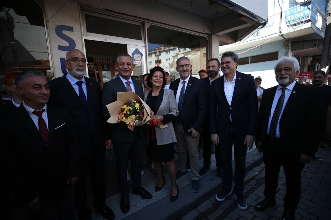 Cumhuriyet Halk Partisi (CHP) Genel Başkanı Özgür Özel, Balıkesir'in Manyas ilçesinde ziyaretlerde...