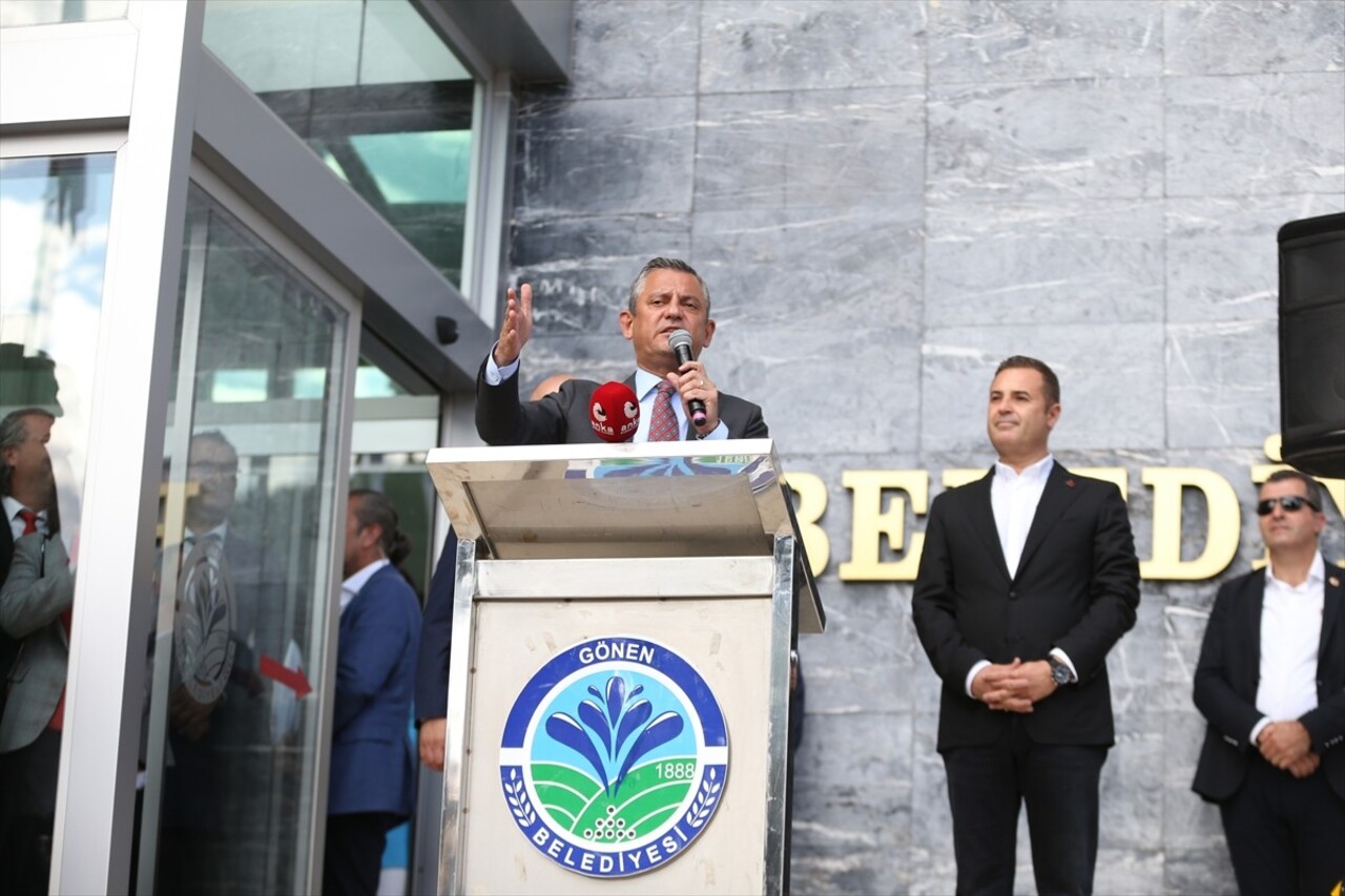 Cumhuriyet Halk Partisi (CHP) Genel Başkanı Özgür Özel (ortada), Balıkesir'in Gönen ilçesinde...