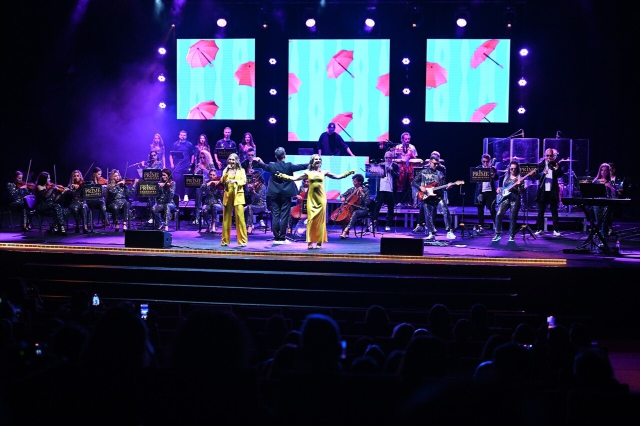 Ülkelerindeki savaştan etkilenen insanlara yardım etmek için dünyanın çeşitli kentlerinde konser...