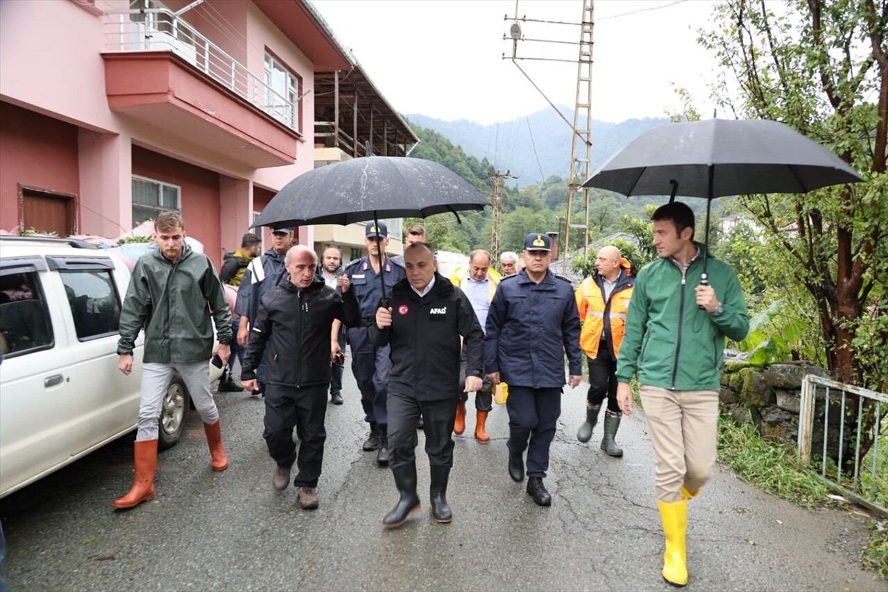 Artvin'de etkili olan yağışların ardından oluşan heyelan ve taşkınlar nedeniyle kapanan 32 köy...