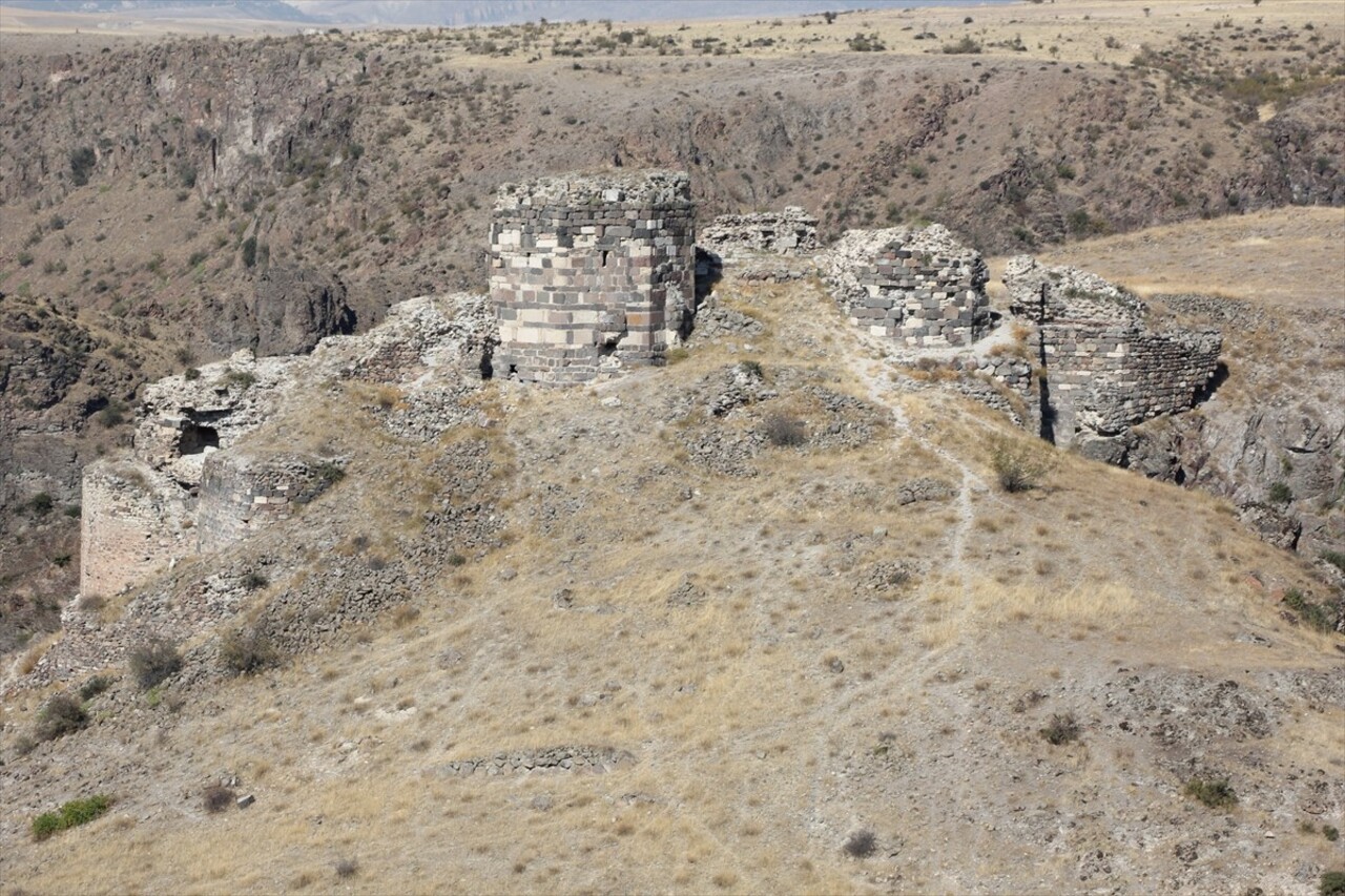 Ankara'nın Beypazarı ilçesindeki Adaören Kalesi'nde yüzey araştırmaları sürüyor. Kaymakam Vedat...