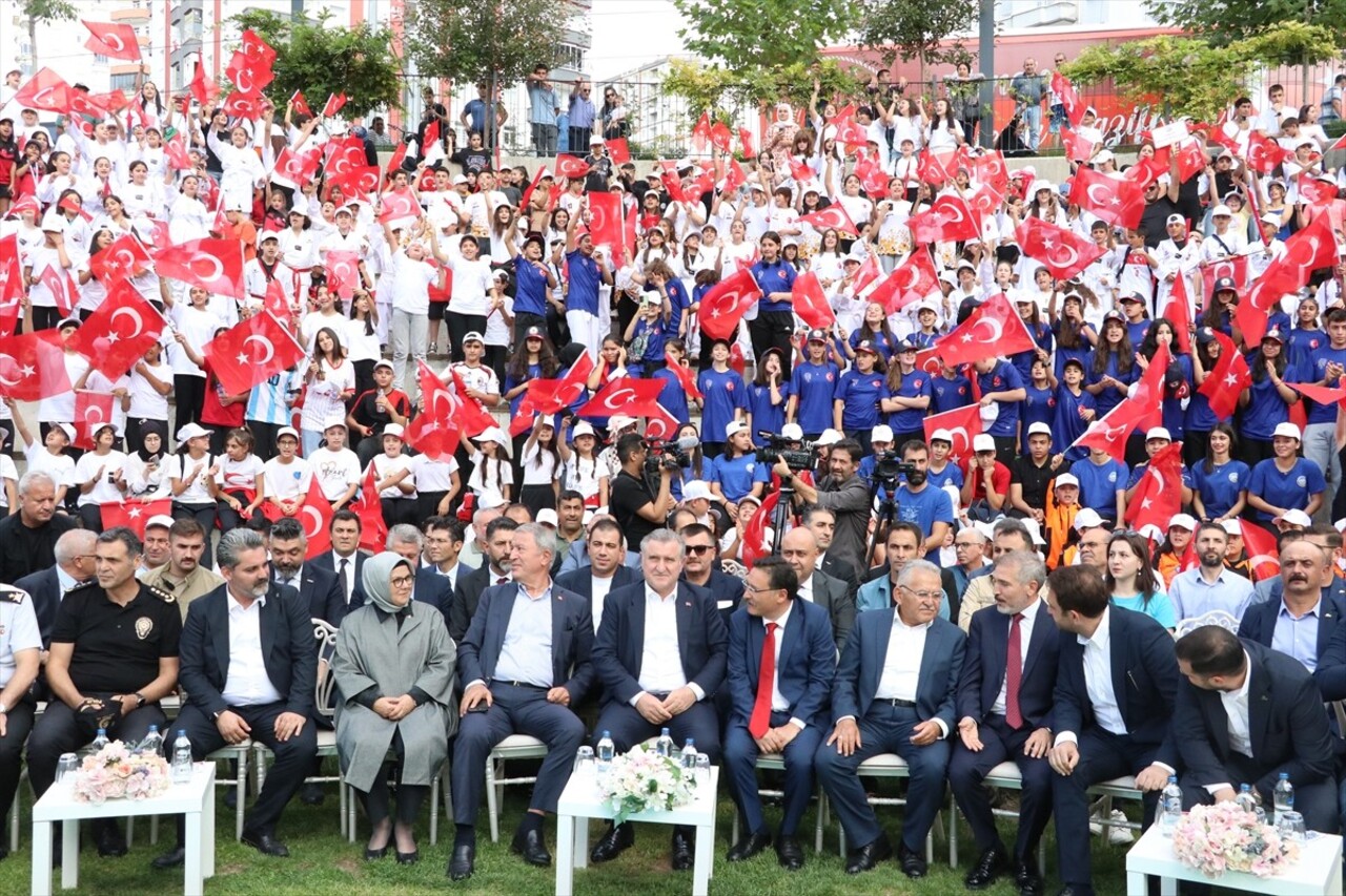 Gençlik ve Spor Bakanı Osman Aşkın Bak (sol 4), Kayseri temasları kapsamında, Kayseri Büyükşehir...