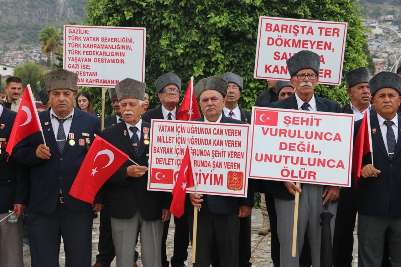 Hatay'da 19 Eylül Gaziler Günü dolayısıyla Antakya Cumhuriyet Alanı'nda tören düzenlendi. Vali...