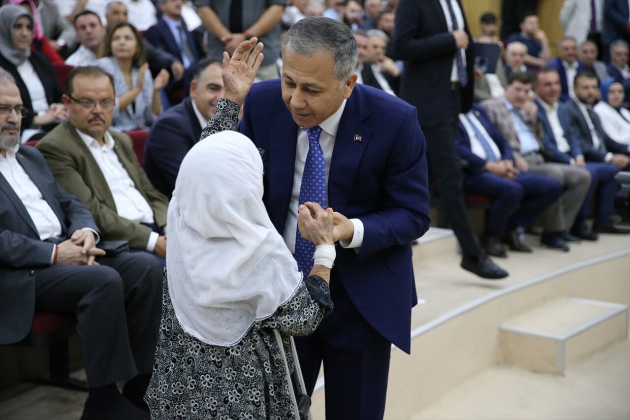 İçişleri Bakanı Ali Yerlikaya (sol 5), temaslarda bulunmak amacıyla geldiği Diyarbakır'da, DSİ...