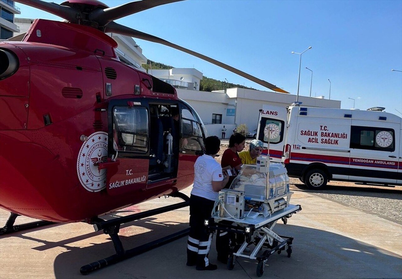 Muğla'da, beyinde su toplanması tanısı ile tedavi gören 1 aylık bebek, ambulans helikopterle...