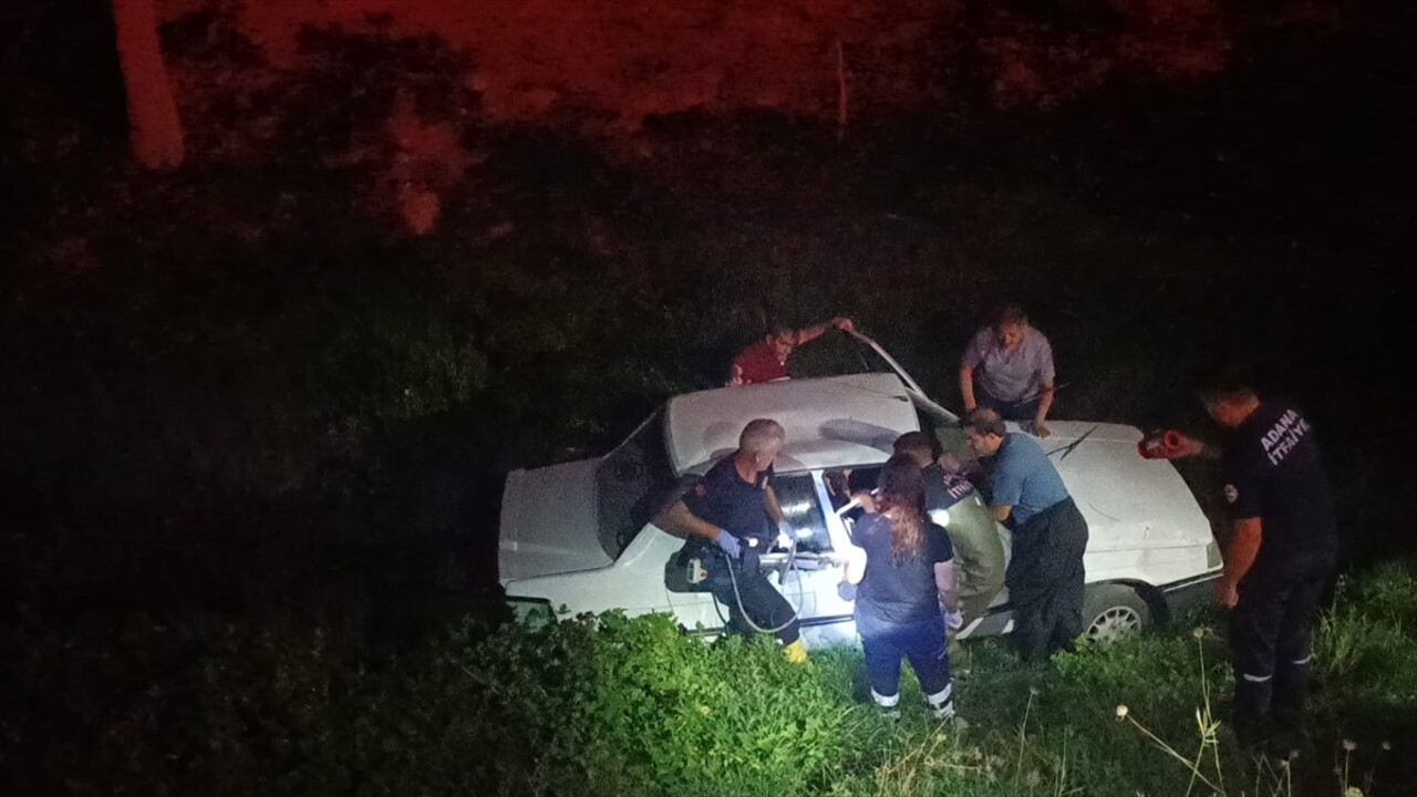 Adana'nın Kozan ilçesinde, otomobilin dere yatağına düşmesi sonucu 1'i ağır 2 kişi...