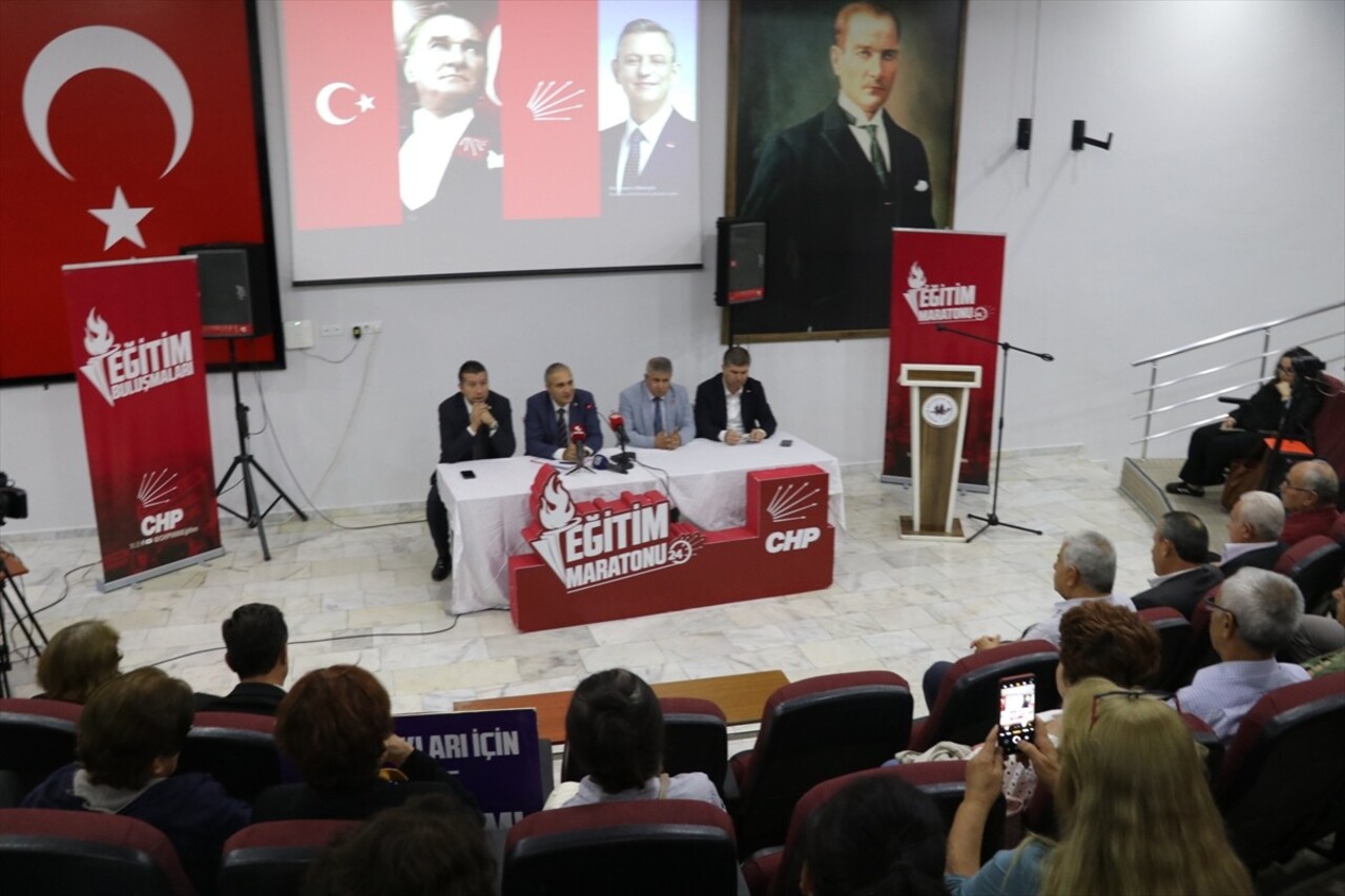 CHP Genel Başkan Yardımcısı Suat Özçağdaş, "Eğitim Buluşmaları" kapsamında geldiği Burdur'da...