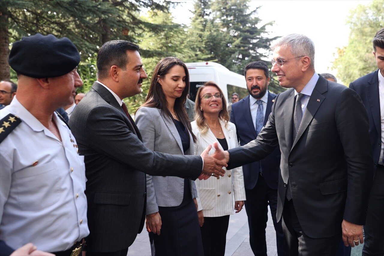 Sağlık Bakanı Kemal Memişoğlu (sağda), çeşitli programlar için geldiği Nevşehir'de Valiliği...