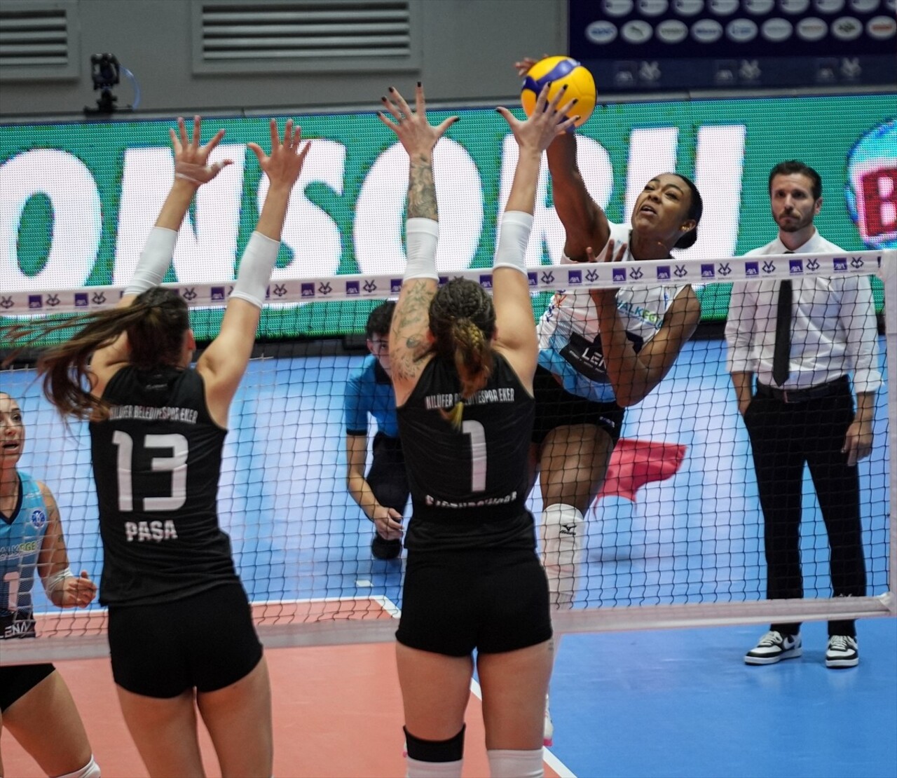 AXA Sigorta Kadınlar Kupa Voley 2. Grup ilk maçında Nilüfer Belediyesi Eker ile Aydın Büyükşehir...