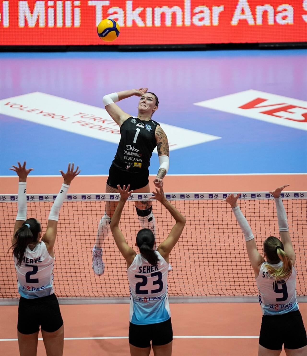 AXA Sigorta Kadınlar Kupa Voley 2. Grup ilk maçında Nilüfer Belediyesi Eker ile Aydın Büyükşehir...