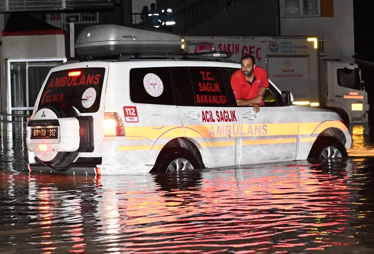 Trabzon'un Arsin, Araklı ve Sürmene ilçesinde sağanak hayatı olumsuz etkiledi. Araklı ilçesinde...