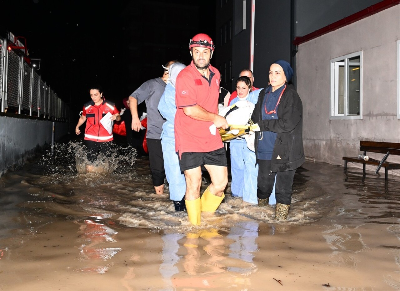 Trabzon'un Arsin, Araklı ve Sürmene ilçesinde sağanak hayatı olumsuz etkiledi. 
Araklı ilçesinde...