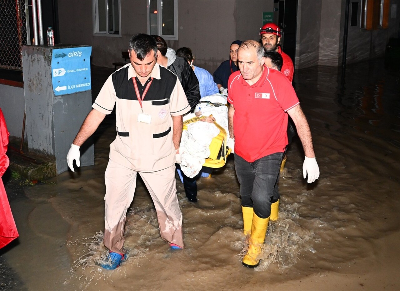 Trabzon'un Arsin, Araklı ve Sürmene ilçesinde sağanak hayatı olumsuz etkiledi. Araklı ilçesinde...