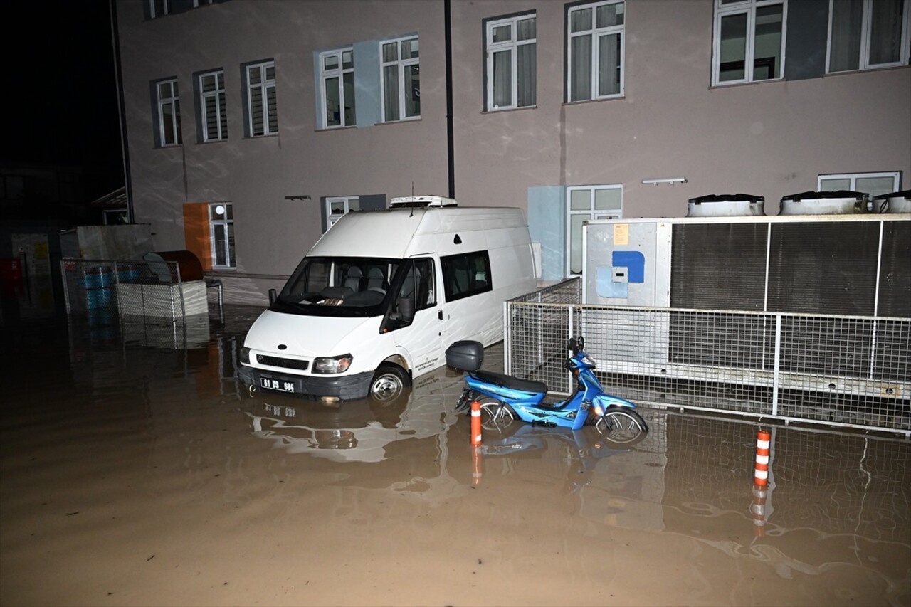 Trabzon'un Arsin, Araklı ve Sürmene ilçesinde sağanak hayatı olumsuz etkiledi. Araklı ilçesinde...